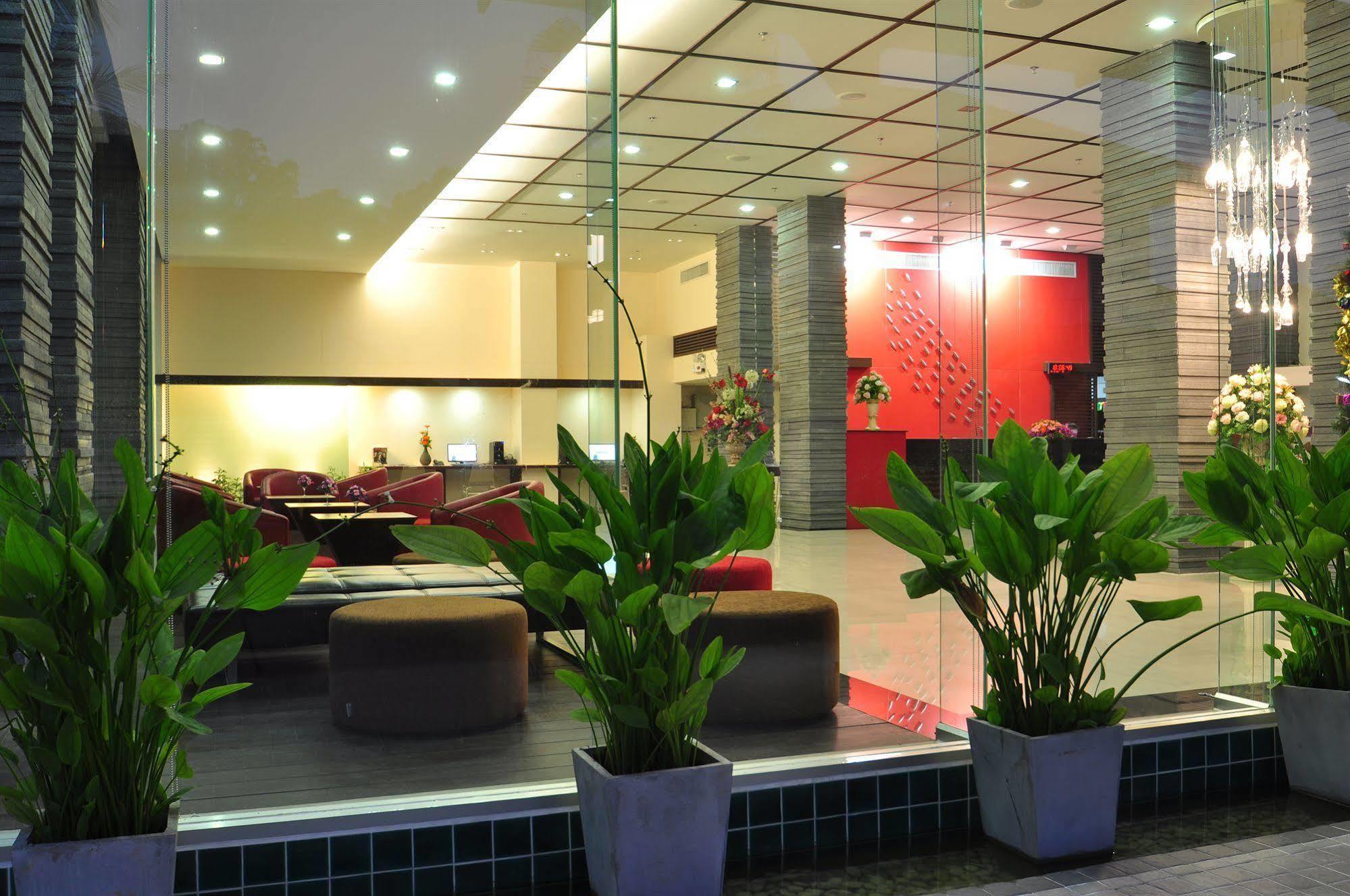 Mayflower Grande Hotel Chiang Mai Exteriör bild